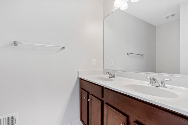 Building Photo - 42298 Lancaster Woods Sq