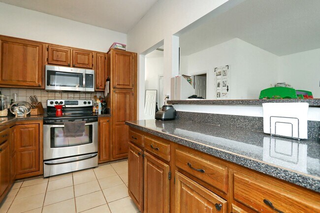 Building Photo - 1356 Lake Dr