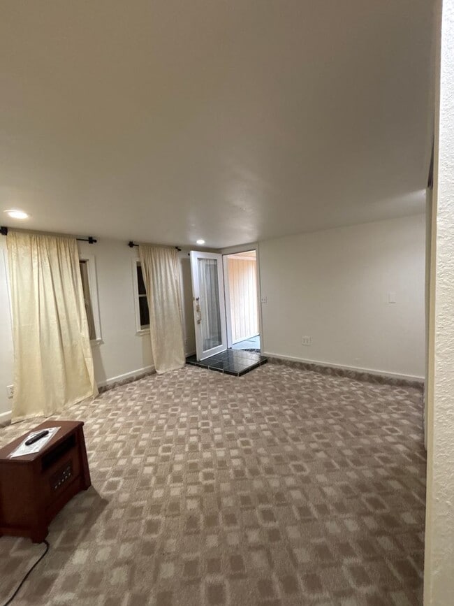 Building Photo - Central Roseville - 1 Bed, 1 Bath - New Flooring & Paint - Large Deck great for Entertaining! No ...