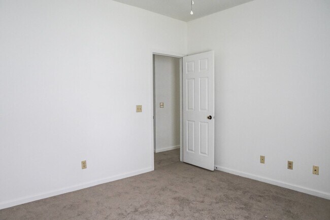 Building Photo - Two Bedroom Townhome!