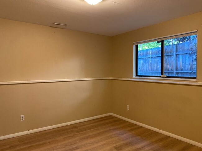 Building Photo - STUDENTS WELCOME! 5 Bedroom 3 Bathroom Bi-...