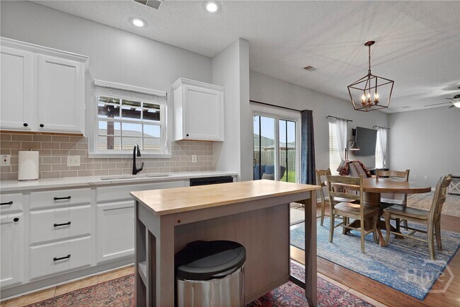 Building Photo - 25 Evergreen Oak Dr