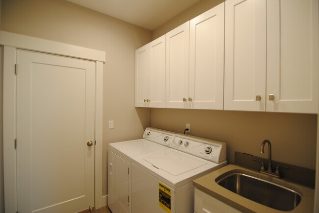 Building Photo - 1708/1710 Danny Boy Ln. Duplex