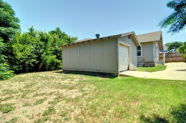 Building Photo - 2 Bedroom Bungalow