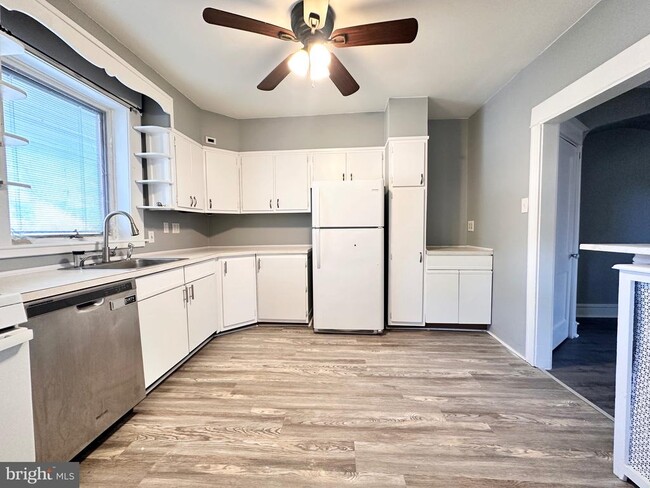 Building Photo - 219 Longshore Ave