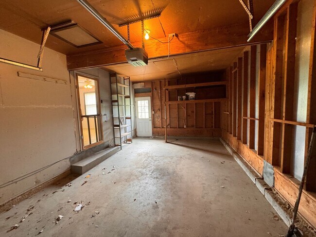 Building Photo - 3 bed 1 bath, Small Town Living!