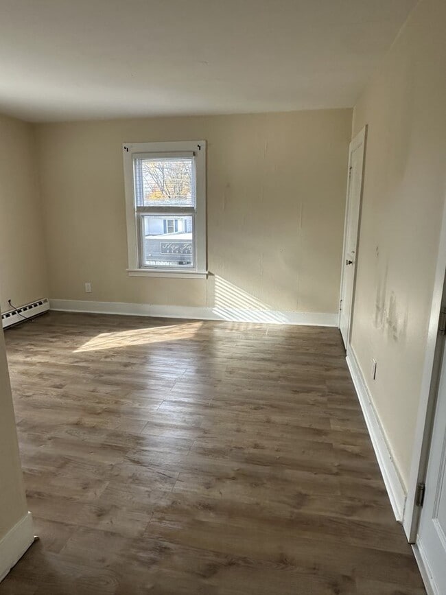 Building Photo - 160-162 Center Street