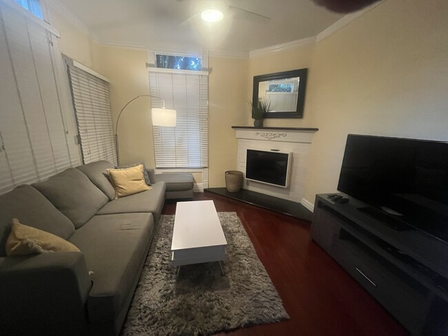 Living room - 404 N Venice Blvd