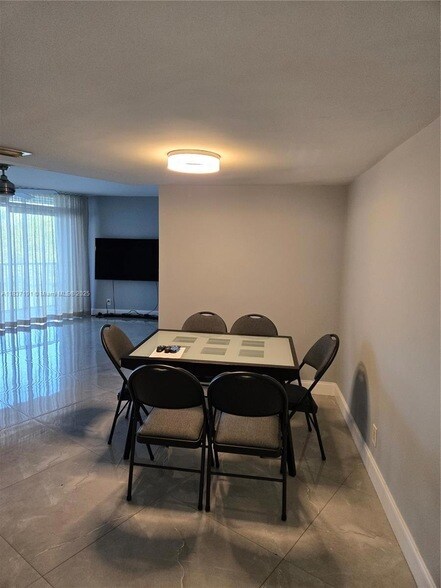Building Photo - 3401 N Country Club Dr