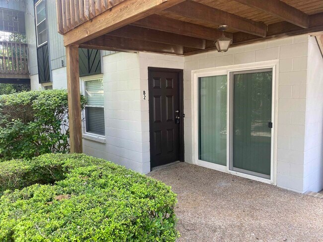 Building Photo - 1530 Live Oak Dr