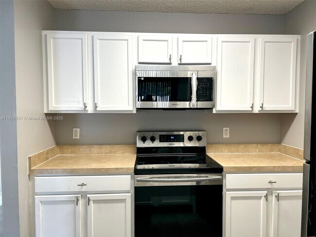 Building Photo - 1808 Meadows Cir W