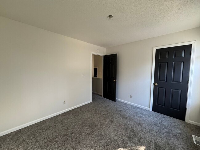 Building Photo - 5141-5143-5143 Louisville Ct