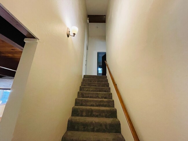 Building Photo - Spacious 4 bed 3 bath house for RENT in So...