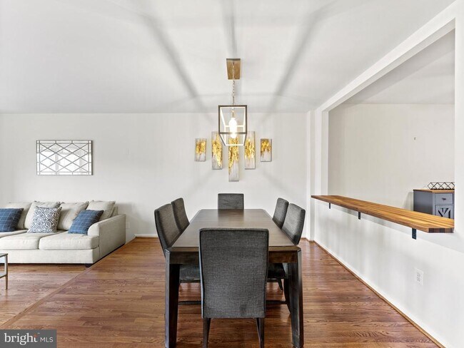 Building Photo - 8873 Royal Doulton Ln