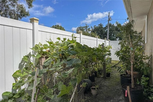 Building Photo - 5572 Myakka Ave