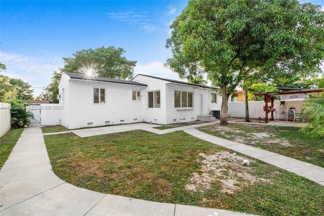 Building Photo - 201 S Biscayne River Dr