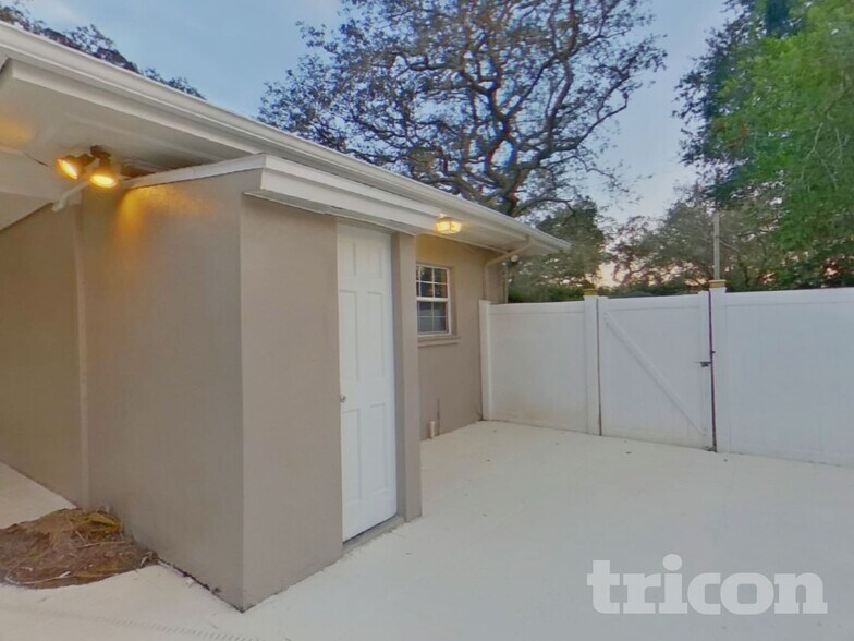 Building Photo - 7102 Woodfield Dr