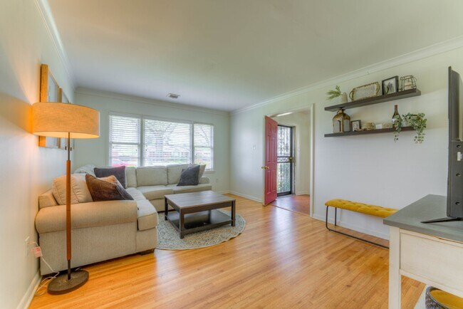 Building Photo - Colonial Acres East Memphis cutie! 3 bedrooms and tons of updates! Appliances included.