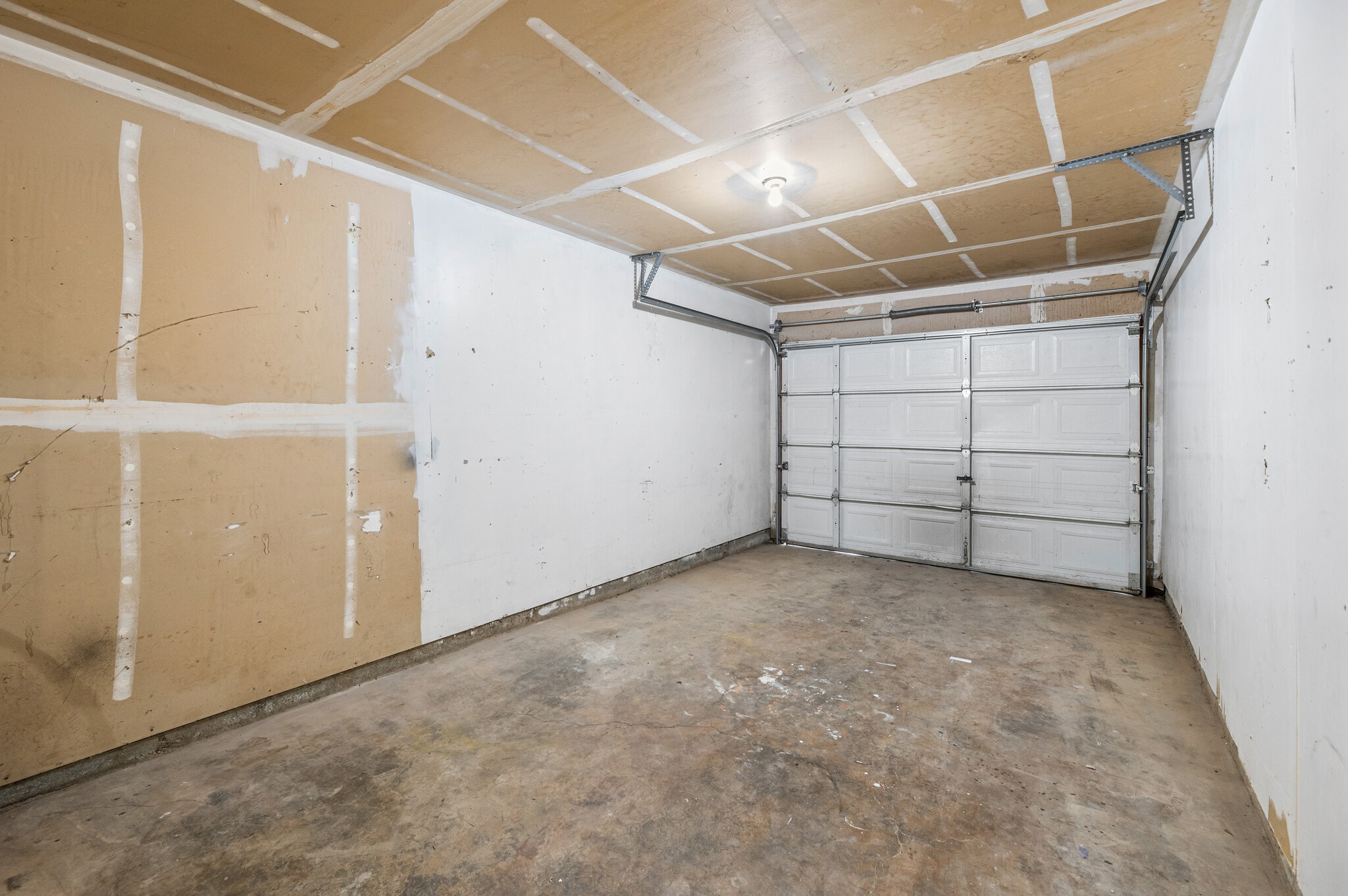 1 car garage - 2104 Rosamond Ave Apt 3