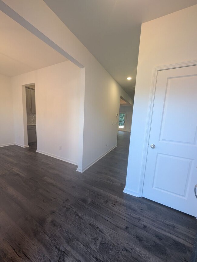 Building Photo - NEW CONSTRUCTION 4BD/2.5 Home in Stonebrid...