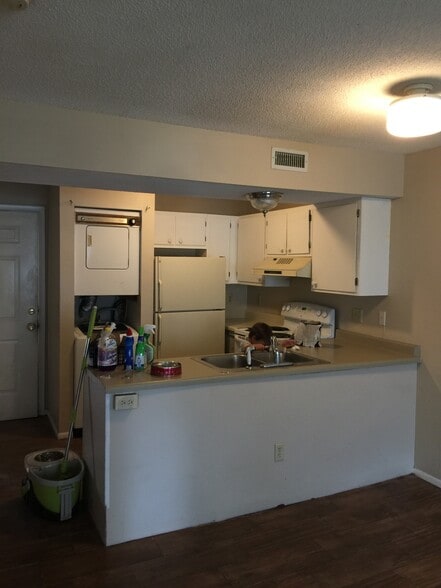 Washer/dryer, Kitchen - 229 E King St