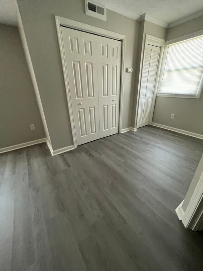 Building Photo - Oversized Newly Renovated One Bedroom Available
