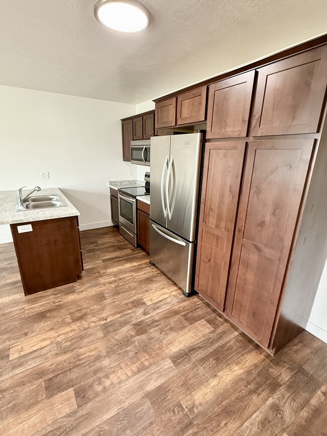 Building Photo - 676 E 550 S