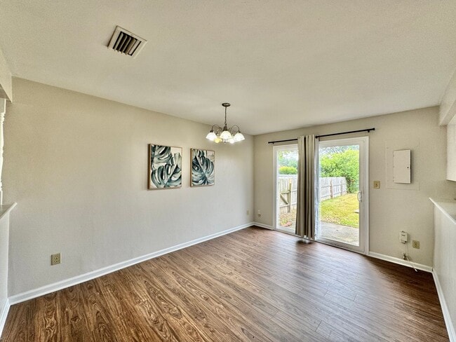 Building Photo - Completely Updated & Ready NOW! New Floori...