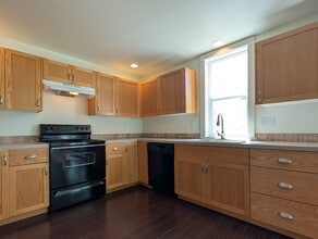 Building Photo - Great 2bed/1bath Duplex with large yard!