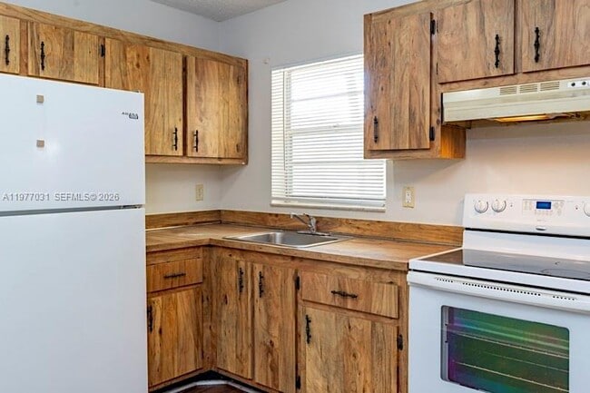 Building Photo - 5192 NE 6th Ave