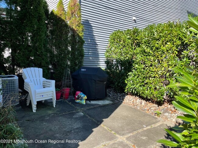 Building Photo - 425 Sylvania Ave