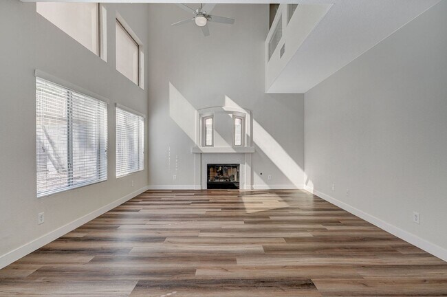 Building Photo - Gorgeous 5 Bedroom 3 Car Garage Home in th...