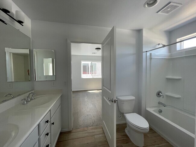 Building Photo - 2809 N Fair Oaks Ave