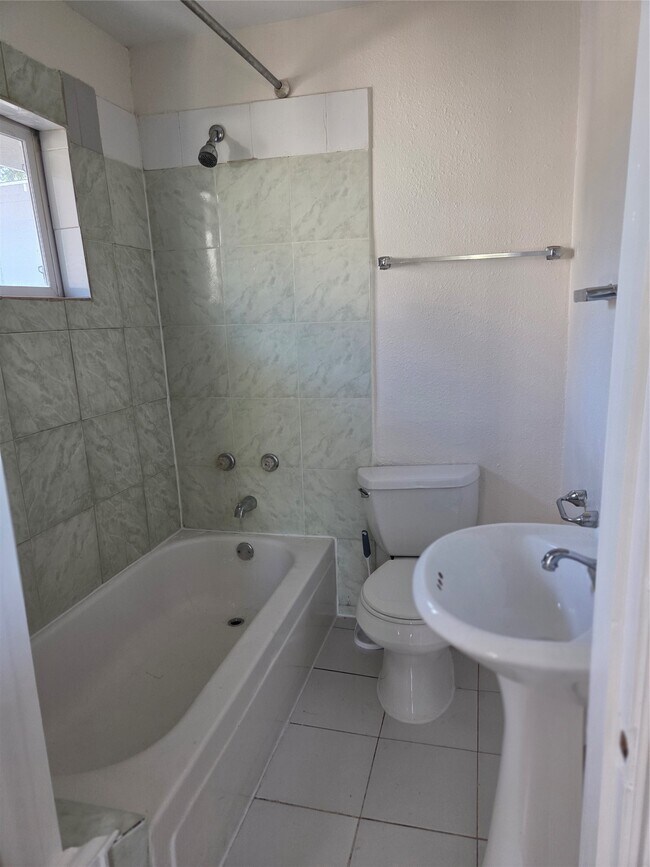 Building Photo - 302 N 71st St