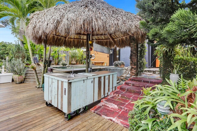 Building Photo - 1613 SW 5th Ct