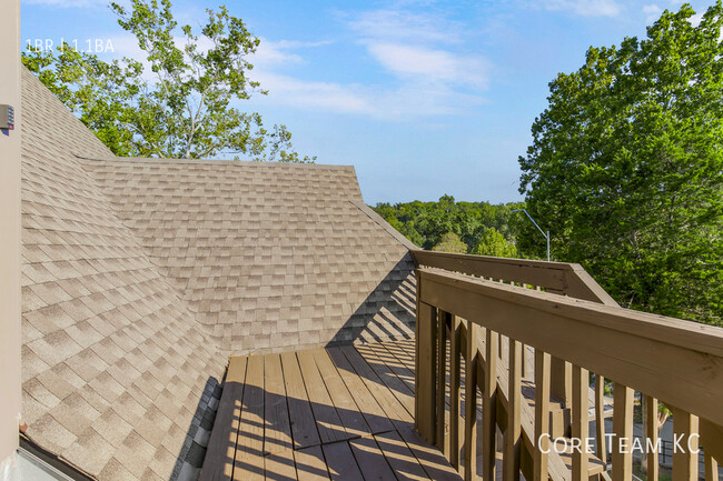 Building Photo - Top Floor 1100 SF 1 Bedroom off Ward Parkway