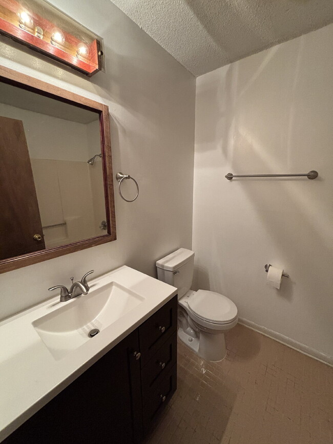 Building Photo - Available 5/1/25 FOR RENT in Midland City,...