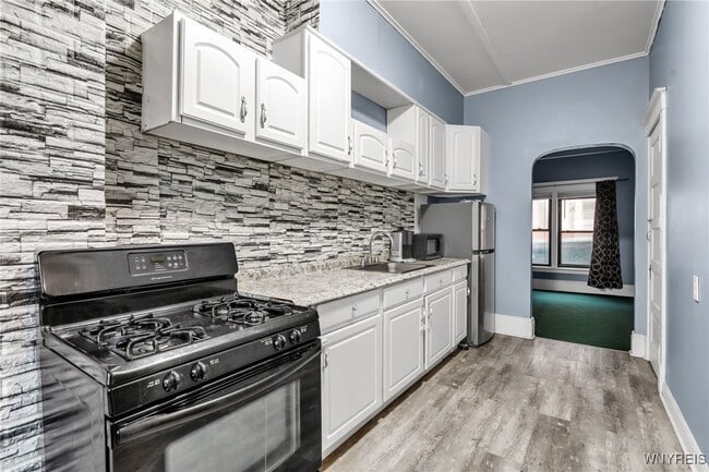 Building Photo - 946 Main St