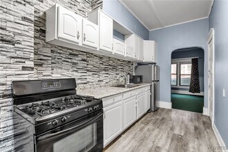 Building Photo - 946 Main St