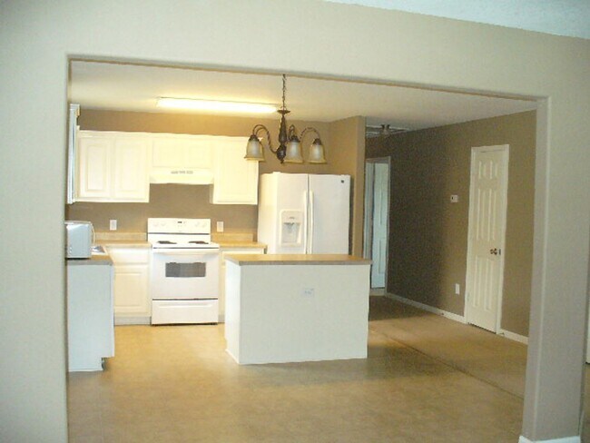 Building Photo - Cozy 3/2 ready for move-in.