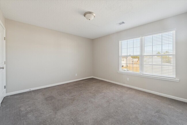 Building Photo - AVAILABLE NOW! (Pet Friendly)