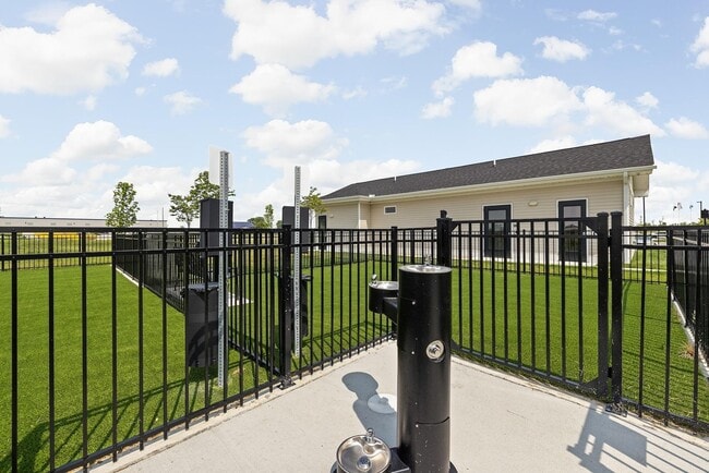 Building Photo - 901 Kelly Green Ln