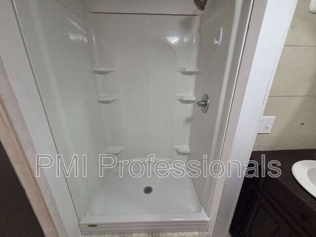 Building Photo - 927 Cranor Rd