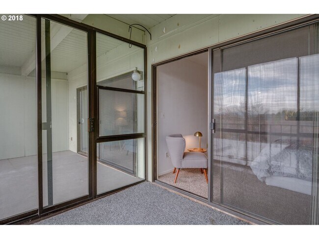 Building Photo - S. PDX 2Bed 2Bath ~ Condo~Near OHSU w/ 2 Reserved parking spots & Washer & Dryer!