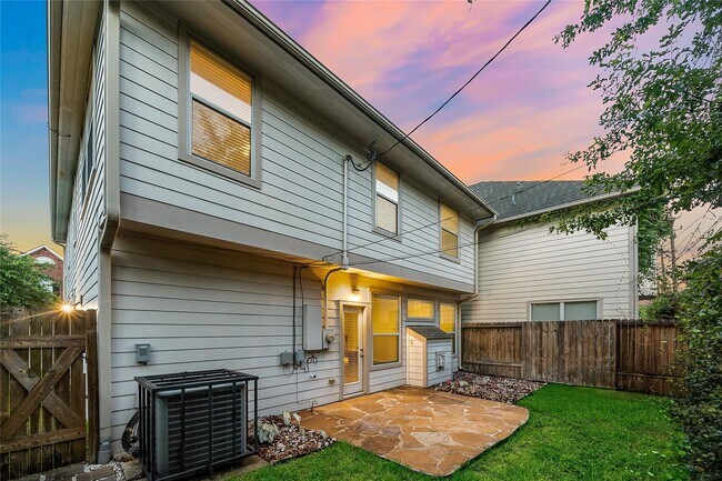 Building Photo - 2626 Couch St