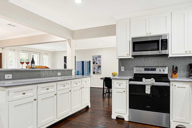 Building Photo - 5534 Loch Lomond Dr