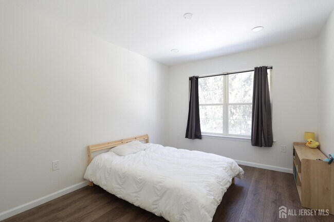 Building Photo - 42 Pennsbury Way