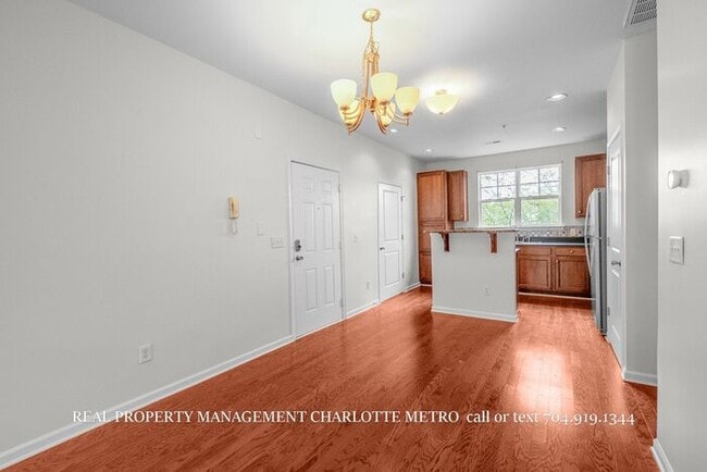 Building Photo - Charming 2 Bed, 2 Bathroom city Retreat Near Uptown Charlotte & Greenway Access