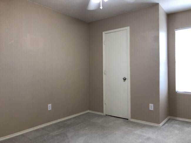 Building Photo - 2 bedroom 2 Bath Duplex in Crowley