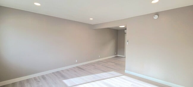 Building Photo - 272 Montrose Dr